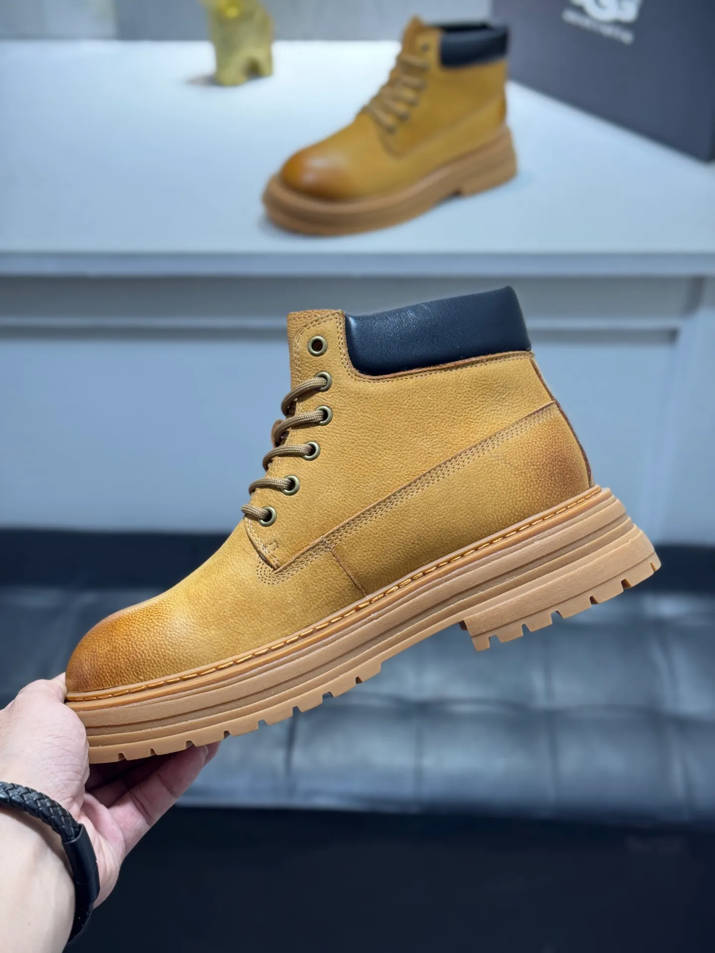 Men's men's shoes 💰660 [New style] 🦥🦥UGG - high-end quality 🔥Australian imported wool 🔥Full fur original single entry and exit counter without pressure, let you feel no replacement 💏The upper is made of first-layer cowhide 'all original Australian wool' Strict men's boots thick wool can be distinguished by the naked eye 💓Real wool keeps warm and does not smell like feet, warms the whole winter ✨Carefully crafted for those who know the goods🔥Size: 38-44 (45 customized